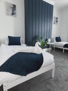 Spacious 3 Bedroom modern flat with parking, free wifi - 0