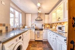 Guest Stays - London Road Cottage - 9