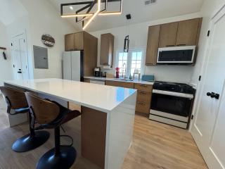 Chic Luxe Spa Retreat Light Filled King Bed Garage - 6