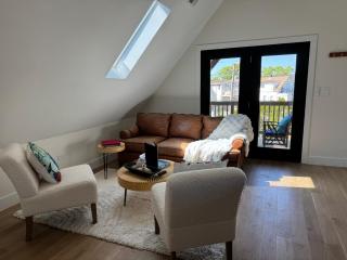 Chic Luxe Spa Retreat Light Filled King Bed Garage - 3