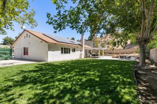 Cozy & Bright Santa Clarita Retreat - 7