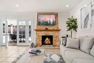 Cozy & Bright Santa Clarita Retreat - 1