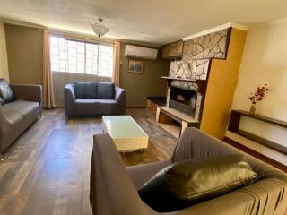 Casa en zona residencial privada, con estacionamiento electrico en Cuauhtemco, Chihuahua - 0