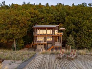 The Sandpiper - Amenity Rich Lake Michigan Front Beach Home - 9