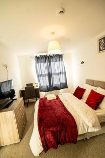 Modern Ensuite Studio with Free Parking - 0