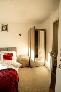 Modern Ensuite Studio with Free Parking - 8