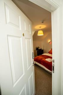 Modern Ensuite Studio with Free Parking - 6