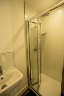 Modern Ensuite Studio with Free Parking - 3