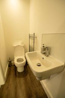 Modern Ensuite Studio with Free Parking - 5
