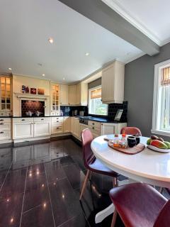 Spacious Group Villa with Jacuzzi and Views - 8