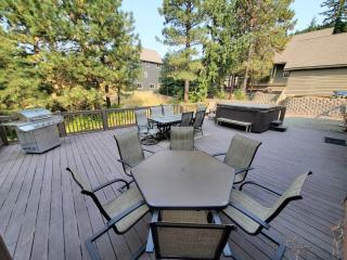 Roslyn Pines - Hot Tub, Spacious Deck, Dogs Welcome - 3