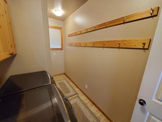 Roslyn Pines - Hot Tub, Spacious Deck, Dogs Welcome - 2