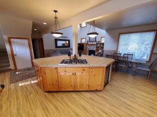 Roslyn Pines - Hot Tub, Spacious Deck, Dogs Welcome - 1