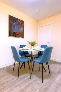 Cardiff Emerald Suite Contractors Sleeps 5 - 1