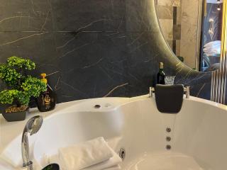 Family & Business Apartments Sienkiewicza Wesoła No 7 Centrum Downtown - PREMIUM SPA - 1 Bedroom with Private Sauna and Jacuzzi - 8