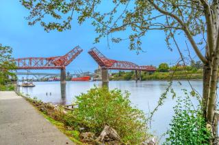 Waterfront Condo, 25ft from riverwalk, Pool & HotTub - 6