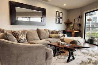 Waterfront Condo, 25ft from riverwalk, Pool & HotTub - 2