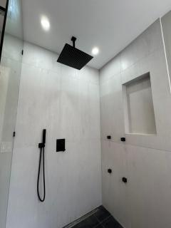 Sleek Avondale Condo Spa Bath 2 Bed King and Queen and Garage - 1