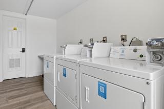 Minimalist Comfort Pensacola Studio - 5