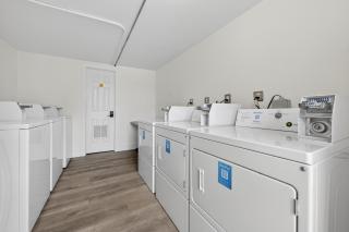 Minimalist Comfort Pensacola Studio - 3