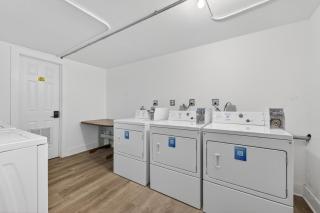 Minimalist Comfort Pensacola Studio - 4