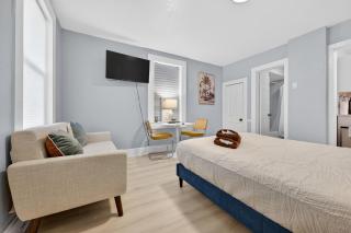 Minimalist Comfort Pensacola Studio - 9