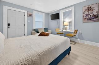 Minimalist Comfort Pensacola Studio - 8