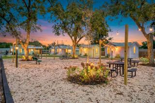 Minimalist Comfort Pensacola Studio - 7