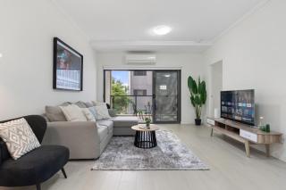 26E ABNB-Style 3BR with 2 Free Parking, Walk to Chinatown burwood - 0