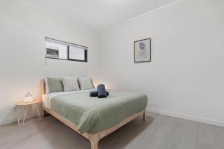 26E ABNB-Style 3BR with 2 Free Parking, Walk to Chinatown burwood - 6