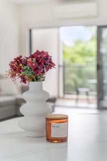 26E ABNB-Style 3BR with 2 Free Parking, Walk to Chinatown burwood - 3