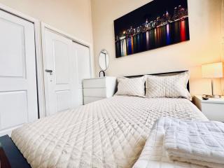 Modern Luxury Executive Room with NYC Fast Access - 2