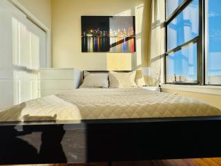 Modern Luxury Executive Room with NYC Fast Access - 4