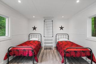 The Big Chill Luxe Lakefront w Hot Tub and Sauna - 0