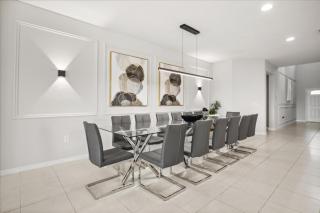 8 Bedroom 6 Bathroom Windsor At Westside 8904Bc - 5