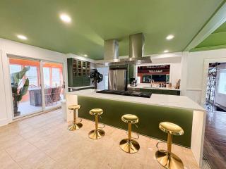 6000sf Luxe Estate Pond|Tennis|Sauna|Hottub|Movie - 1