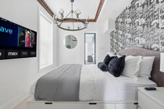 Stylish 2BR Retreat with Patio & Free Parking - 9