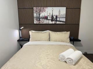 Private Room with Shared Bathroom in West-Toronto - 9