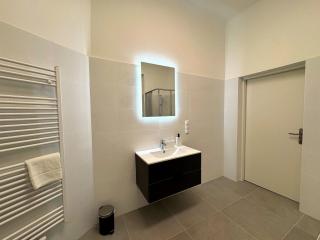 Bright Rooms, 6 Minutes to Metro U3 - 1