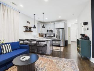 King Bed with Chefs Kitchen and Free Parking - Pets OK - 7