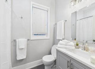 King Bed with Chefs Kitchen and Free Parking - Pets OK - 4