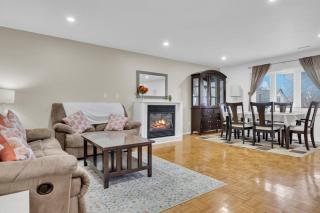 Bright 3BR Upper Level Stay • Pet Friendly - Windsor - 0