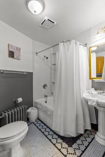 Midstream Executive 2BR Wi-Fi Parking - 1