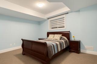 Executive 2BR Lower Suite Private & Spacious Close to USA Border - 8