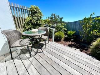 Modern & Central 'Nautical' Chalet - Mangawhai Heads - 8
