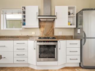 Sunny Thesen Islands Cottage - 5