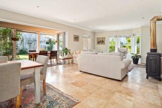 Sunny Thesen Islands Cottage - 8