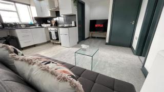 Modern Comfort Rooms in Spacious Home by YO ROOM! Free Parking at Aylestone - Leicester - 7