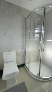 Modern Comfort Rooms in Spacious Home by YO ROOM! Free Parking at Aylestone - Leicester - 2