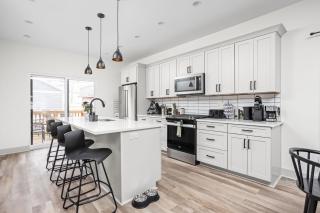 Hot Tub - Gym - Pizza Oven - PS5 - Ping Pong - 2MIN from DT - 8